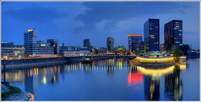 Der Medienhafen in Düsseldorf als hochauflösendes Panorama Foto.