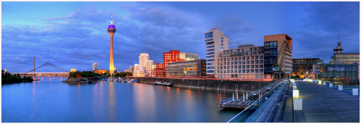 Der Medienhafen Düsseldorf als Panorama in Acrylglas.