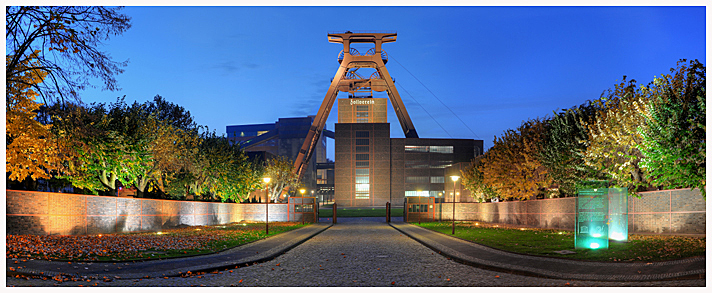 Die Zeche Zollverein als Panorama Foto auf Acrylglas oder Leinwand.